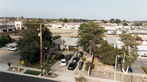 8447 Tamarind, Fontana, CA 92335 photo 2