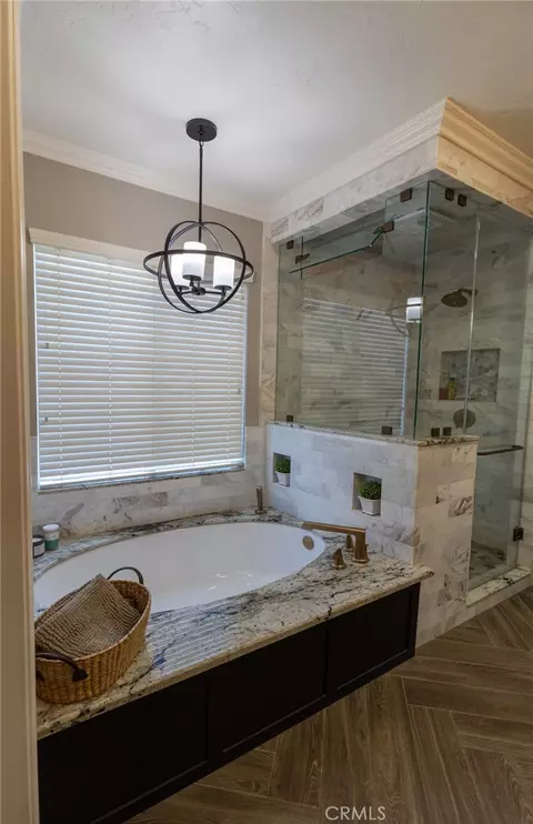 Bath - 13190 Mugu Ct, Apple Valley, CA 92308 photo 2 of 4