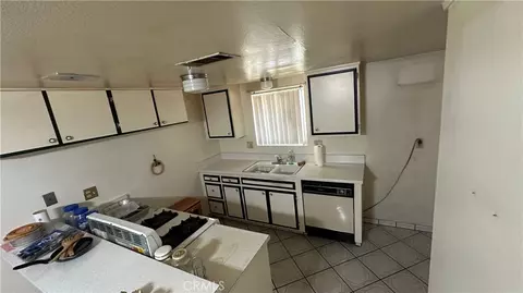 Kitchen - 1424 Lynwood Way, Highland, CA 92346 photo 1 of 2
