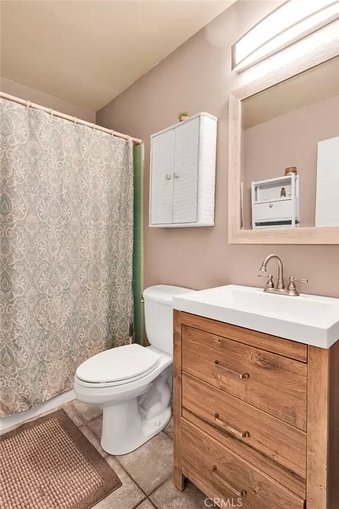 Bath - 108 W Desert View Dr, Barstow, CA 92311 photo 2 of 5