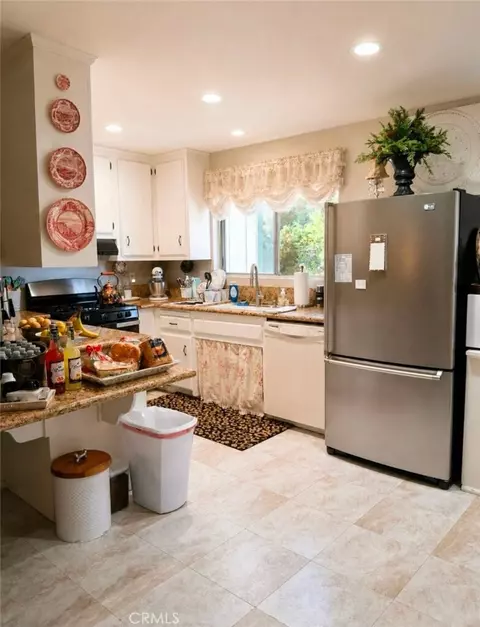 Kitchen - 328 Grenfall, Big Bear City, CA 92314 photo 1 of 1