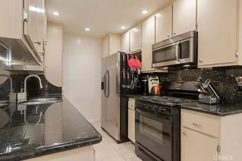 Kitchen - 555 D, Upland, CA 91786 photo 2 of 2