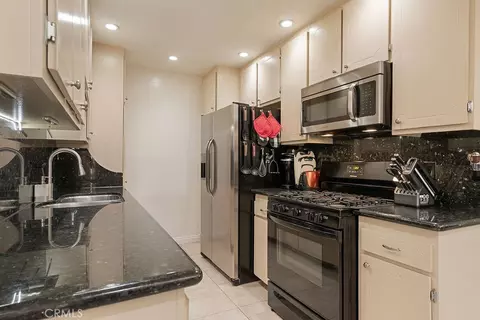 Kitchen - 555 D, Upland, CA 91786 photo 1 of 2