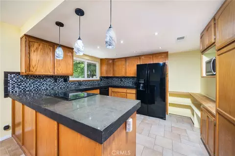 Kitchen - 17345 Vista St, Hesperia, CA 92345 photo 2 of 7