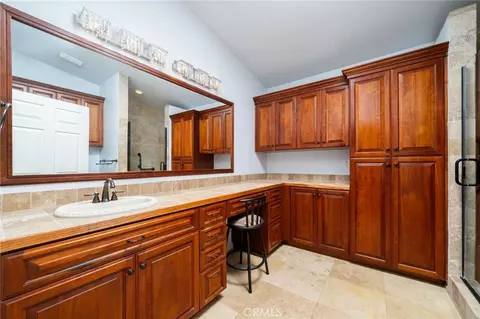 Bath - 17345 Vista St, Hesperia, CA 92345 photo 3 of 4