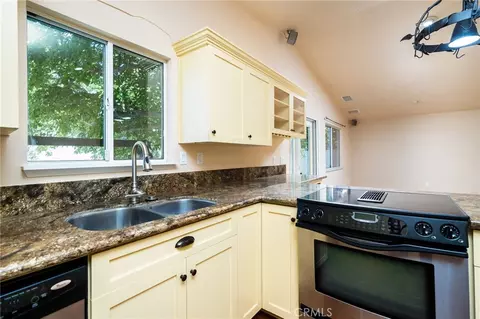 Kitchen - 17345 Vista St, Hesperia, CA 92345 photo 7 of 7