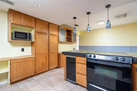 Kitchen - 17345 Vista St, Hesperia, CA 92345 photo 3 of 7
