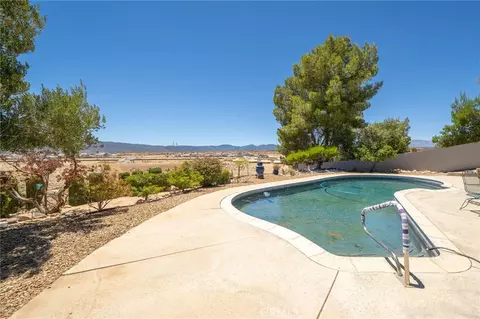 Exterior - 17345 Vista St, Hesperia, CA 92345 photo 14 of 22