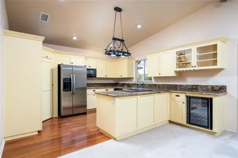 Kitchen - 17345 Vista St, Hesperia, CA 92345 photo 5 of 7