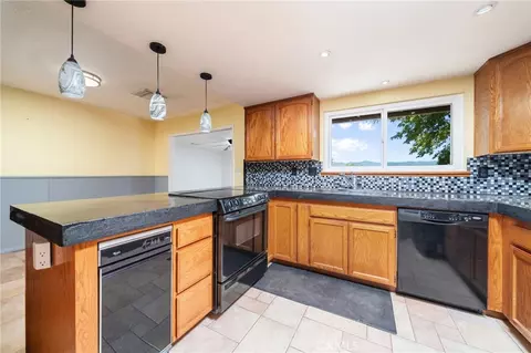 Kitchen - 17345 Vista St, Hesperia, CA 92345 photo 4 of 7