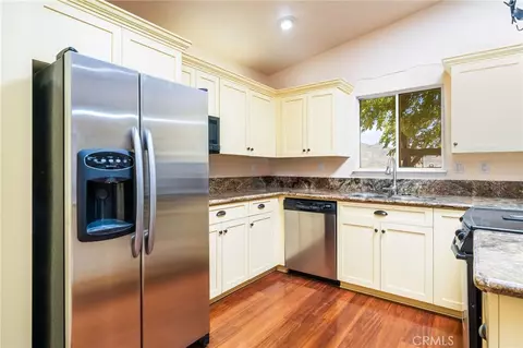 Kitchen - 17345 Vista St, Hesperia, CA 92345 photo 6 of 7