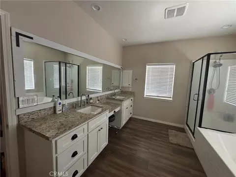 Bath - 21832 Thunderbird, Apple Valley, CA 92307 photo 3 of 4