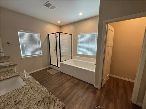Bath - 21832 Thunderbird, Apple Valley, CA 92307 photo 4 of 4