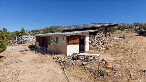 Exterior - 25435 Skyline Dr, Apple Valley, CA 92308 photo 3 of 5