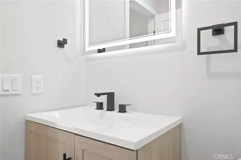 Bath - 3073 Joshua Tree, Riverside, CA 92503 photo 3 of 4