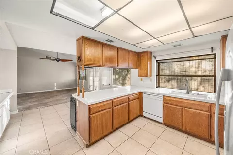 Kitchen - 36164 Serape Dr, Yucaipa, CA 92399 photo 4 of 5