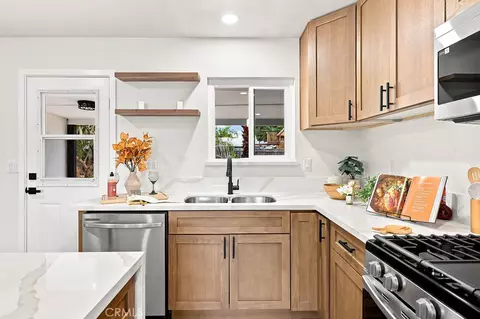 Kitchen - 27176 Hibiscus, Highland, CA 92346 photo 4 of 7