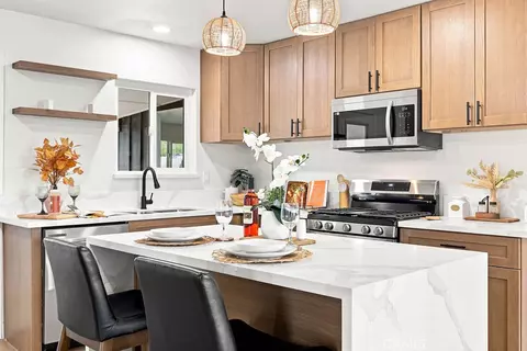 Kitchen - 27176 Hibiscus, Highland, CA 92346 photo 6 of 7