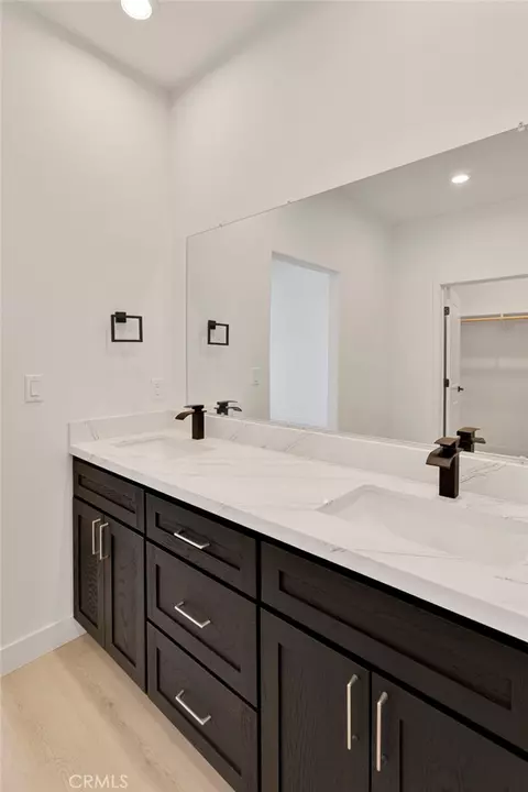 Bath - 16443 Pine St, Hesperia, CA 92345 photo 4 of 8
