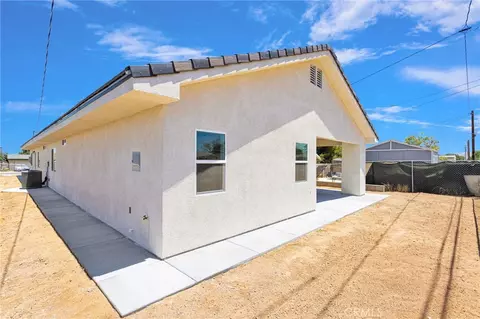 Exterior - 16443 Pine St, Hesperia, CA 92345 photo 7 of 8