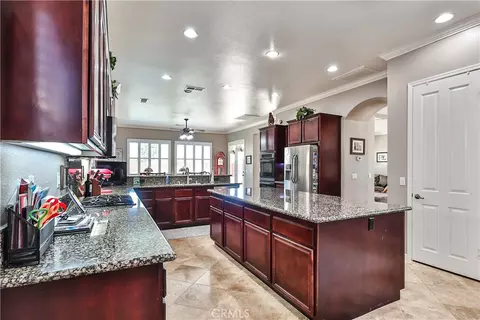 Kitchen - 36075 Eagle Ln, Beaumont, CA 92223 photo 4 of 7