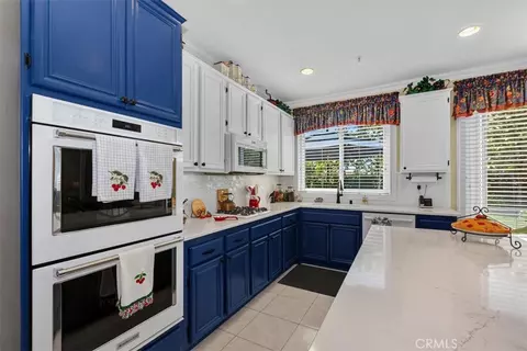 Kitchen - 16595 Almaden, Fontana, CA 92336 photo 3 of 5