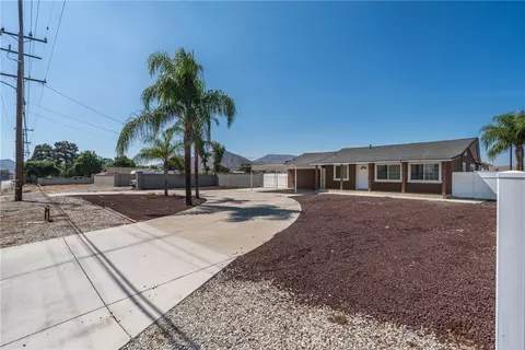 10674 Locust Ave, Bloomington, CA 92316 photo 3
