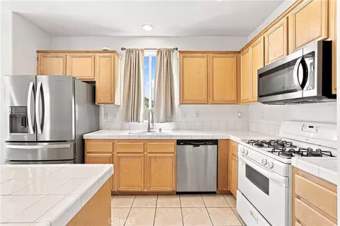 Kitchen - 8935 Hydrangea, Hesperia, CA 92344 photo 1 of 2