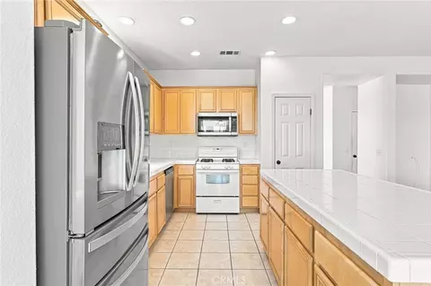 Kitchen - 8935 Hydrangea, Hesperia, CA 92344 photo 2 of 2