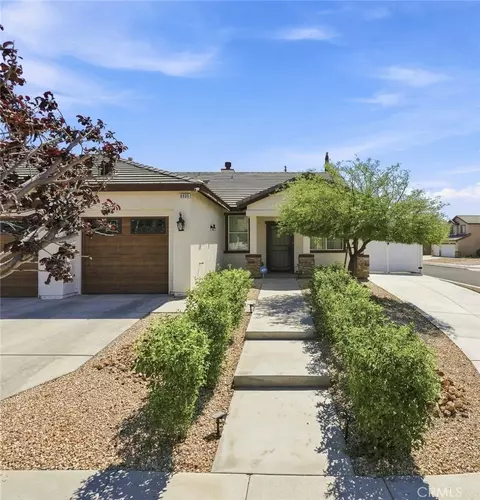 Exterior - 8935 Hydrangea, Hesperia, CA 92344 photo 3 of 6