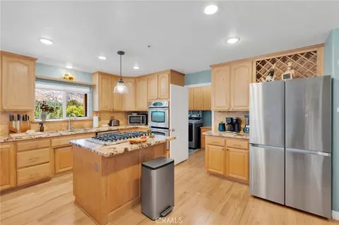 Kitchen - 6284 Apple Vis, Wrightwood, CA 92397 photo 5 of 6