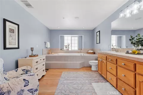 Bath - 6284 Apple Vis, Wrightwood, CA 92397 photo 4 of 9