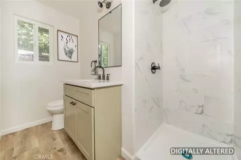 Bath - 2586 Prospect Ave, Riverside, CA 92507 photo 4 of 5