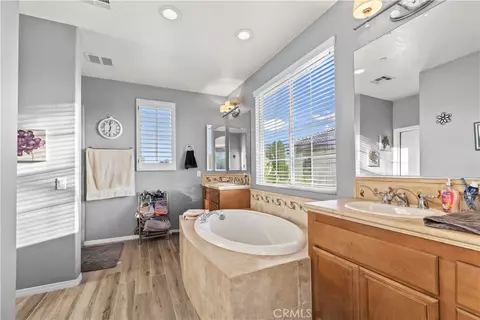 Bath - 1551 Rose Arbor Ct, Redlands, CA 92374 photo 3 of 5