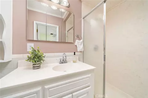 Bath - 695 N Laurel Ave, Upland, CA 91786 photo 3 of 4
