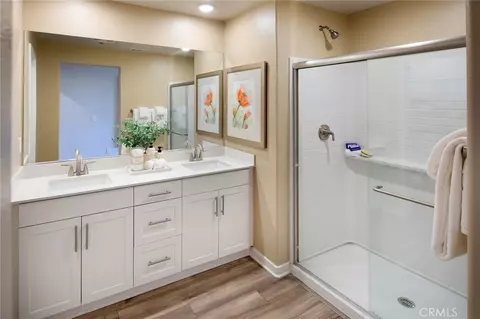 Bath - 9545 Hannah Way, Riverside, CA 92503 photo 1 of 2