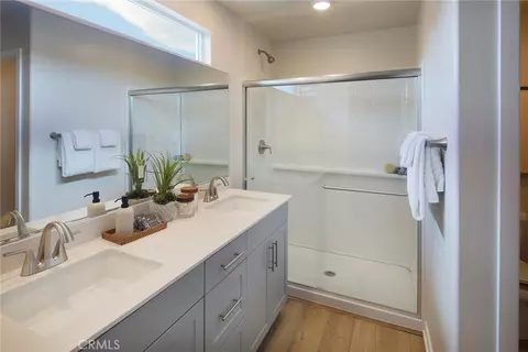 Bath - 9549 Hannah Way, Riverside, CA 92503 photo 2 of 4