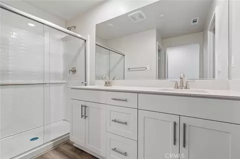 Bath - 9549 Hannah Way, Riverside, CA 92503 photo 3 of 3