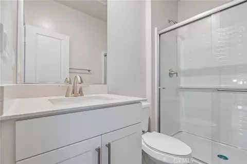 Bath - 9549 Hannah Way, Riverside, CA 92503 photo 2 of 3