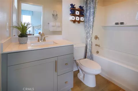 Bath - 9549 Hannah Way, Riverside, CA 92503 photo 4 of 4