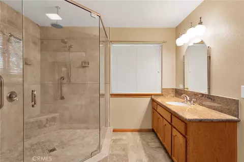 Bath - 13331 Waco Dr, Apple Valley, CA 92308 photo 3 of 7