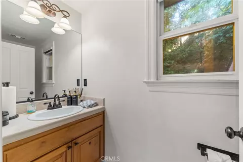 Bath - 24599 Geneva Dr, Crestline, CA 92325 photo 1 of 5