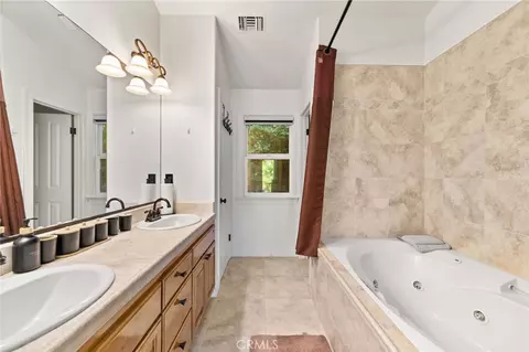 Bath - 24599 Geneva Dr, Crestline, CA 92325 photo 2 of 5