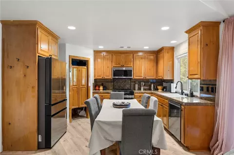 Kitchen - 24599 Geneva Dr, Crestline, CA 92325 photo 1 of 1