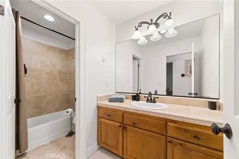 Bath - 24599 Geneva Dr, Crestline, CA 92325 photo 4 of 5