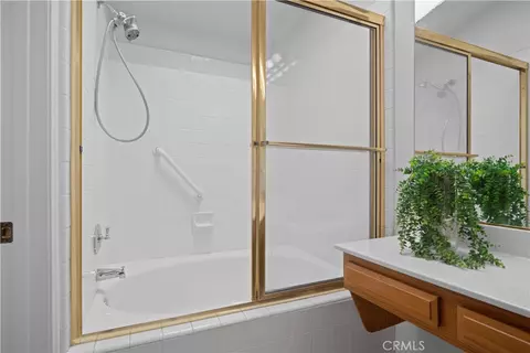 Bath - 1064 Brookfield Pl, Glendora, CA 91741 photo 3 of 5