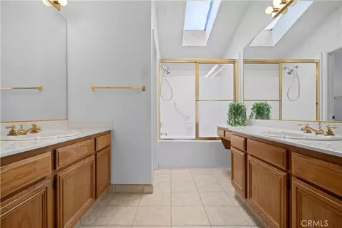 Bath - 1064 Brookfield Pl, Glendora, CA 91741 photo 2 of 5