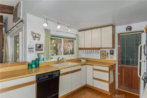 Kitchen - 1830 Pasadena Glen Rd, Pasadena, CA 91107 photo 1 of 2