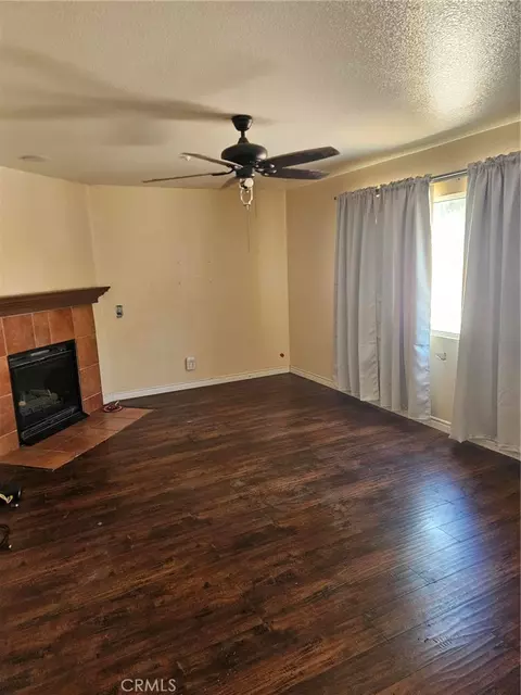 Living - 7845 Oak Ct, Highland, CA 92346 photo 3 of 4