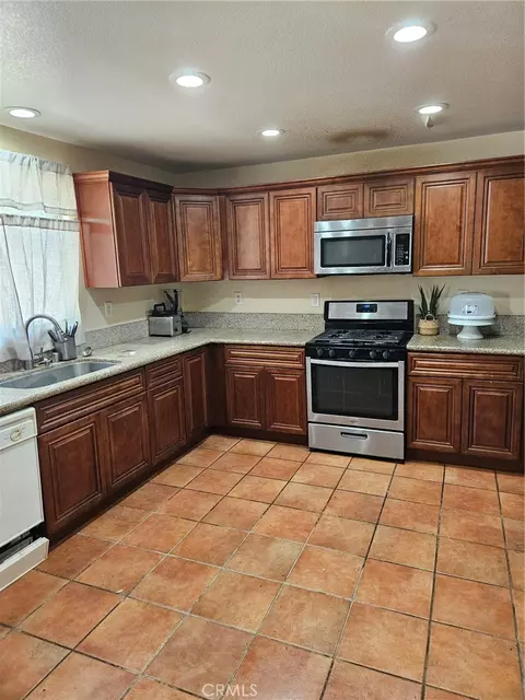 Kitchen - 7845 Oak Ct, Highland, CA 92346 photo 2 of 2